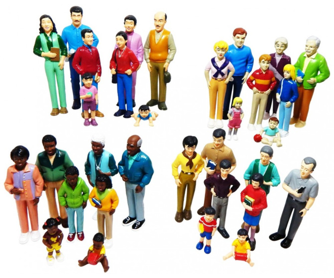 Pretend Play Multicultural Families- 32 Piece 